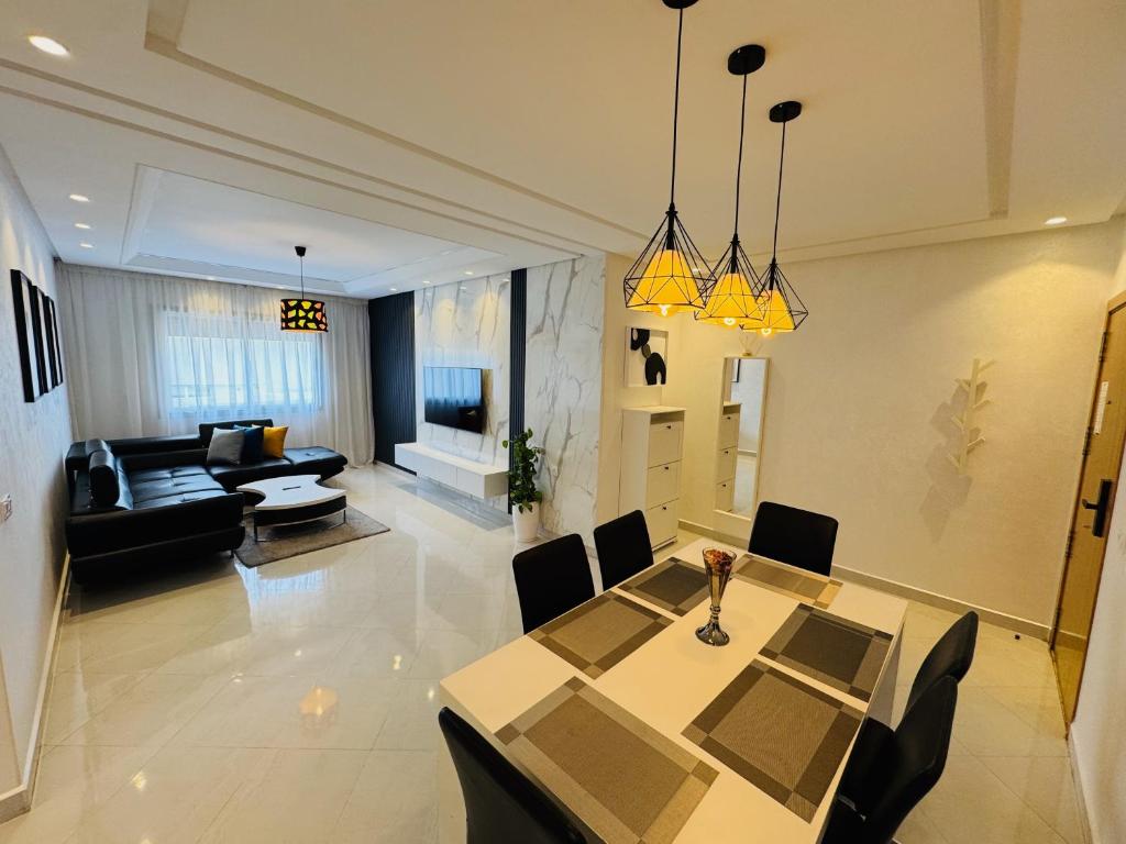 Een zitgedeelte bij Modern Apartment in the heart of Tangier