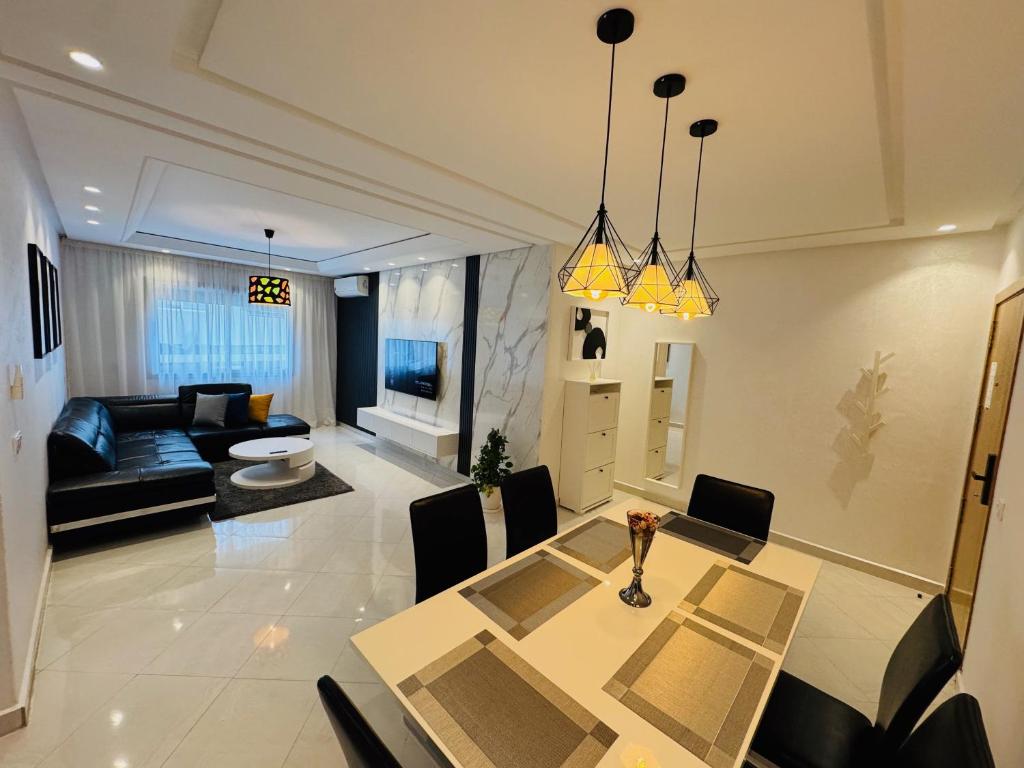 Een zitgedeelte bij Modern Apartment in the heart of Tangier