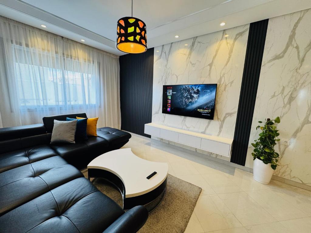 Een TV en/of entertainmentcenter bij Modern Apartment in the heart of Tangier
