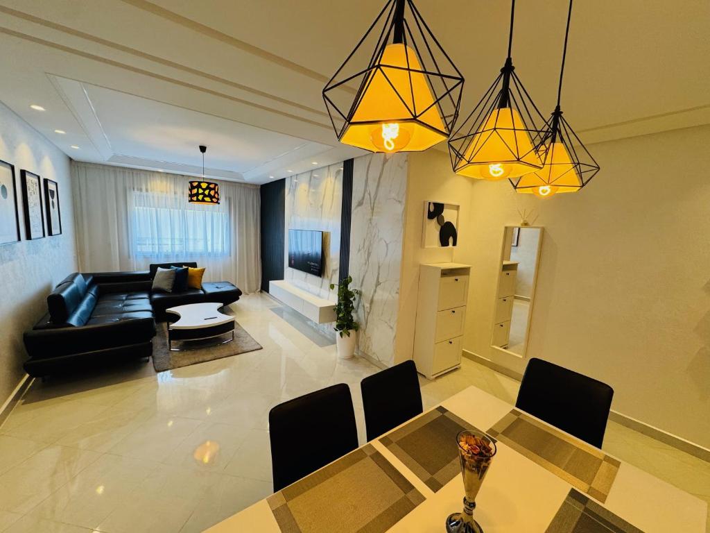 Een zitgedeelte bij Modern Apartment in the heart of Tangier