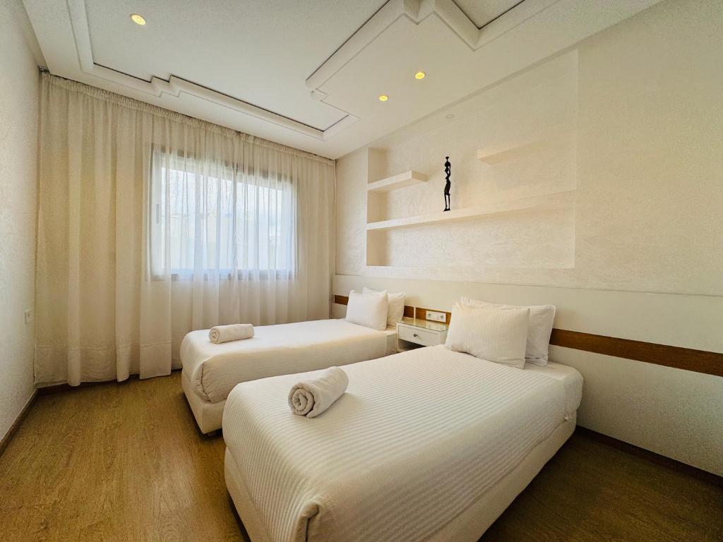 Een bed of bedden in een kamer bij Modern Apartment in the heart of Tangier