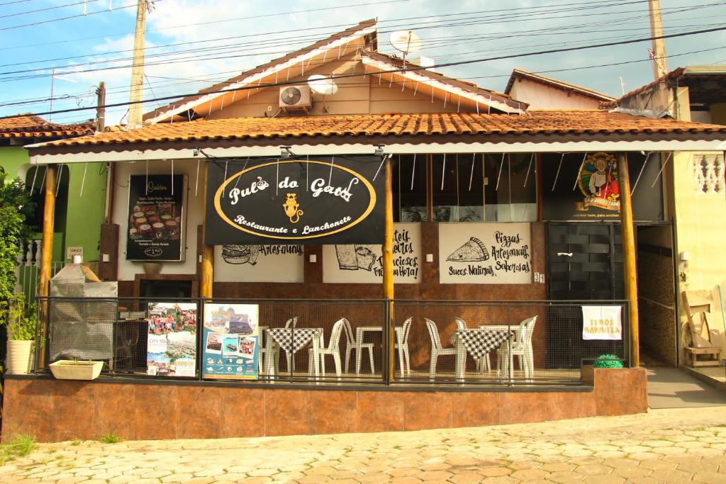 un restaurant avec des tables et des chaises en face de celui-ci dans l'établissement Pousada São Judas Tadeu, à Cachoeira Paulista