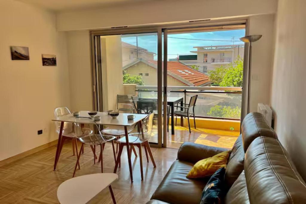 un salon avec un canapé et une table dans l'établissement Bright T2 apartment 11 minutes from the beach, à Cagnes-sur-Mer