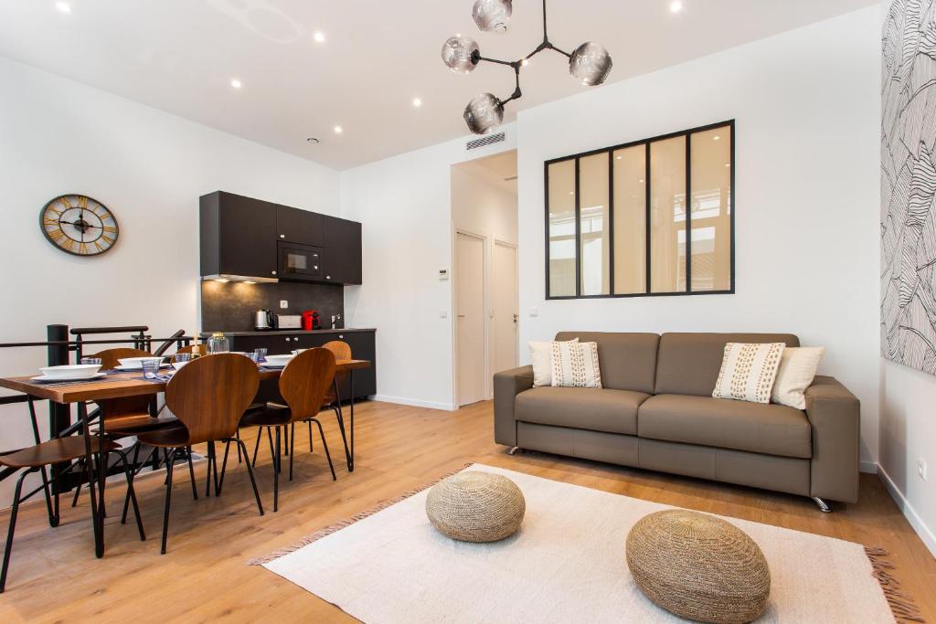 un salon et une cuisine avec un canapé et une table dans l'établissement CIA - Port de Bastille, à Paris
