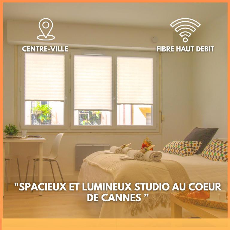 Cette chambre comprend un lit et 2 fenêtres avec des stores. dans l'établissement Le Gallieni By ApiRent #Centre-ville #Lumineux #Wifi, à Cannes