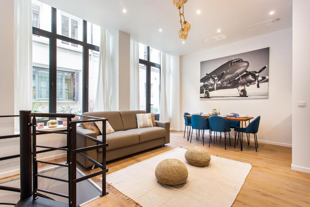 un salon avec un canapé et une table dans l'établissement CIA - Bassins de Bastille, à Paris