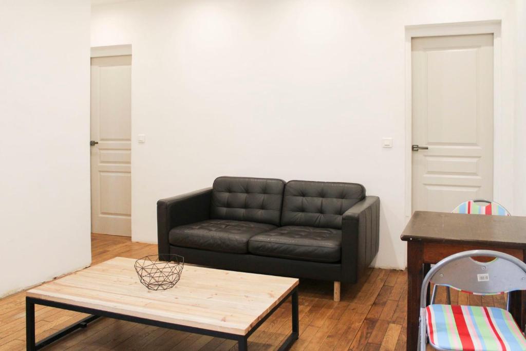 un salon avec un canapé et une table basse dans l'établissement Nice T3 with Wifi at the gates of Paris, à Saint-Ouen