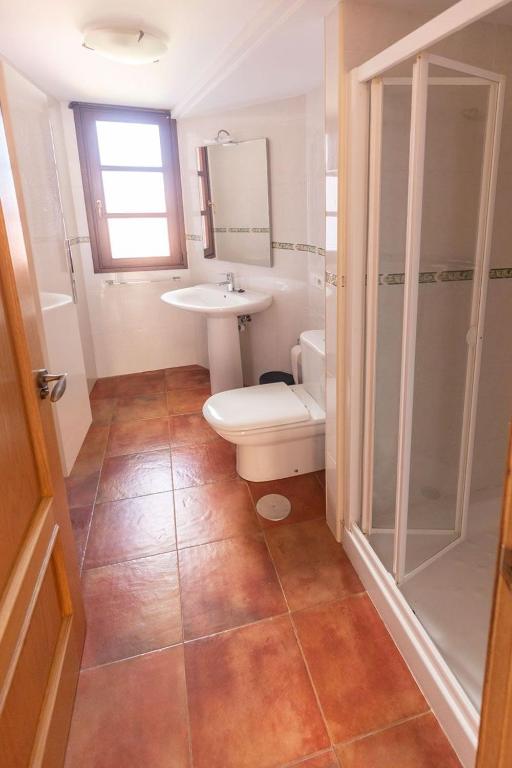 A bathroom at El Peregrino Llanes VUT