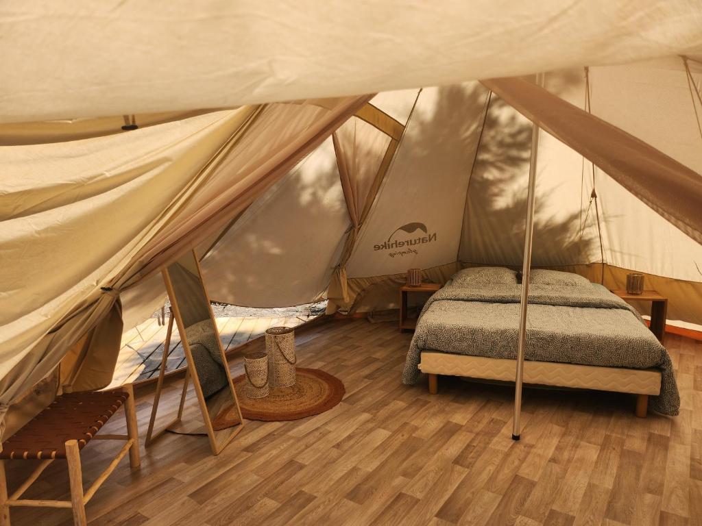 Giường trong phòng chung tại Tipi Tom