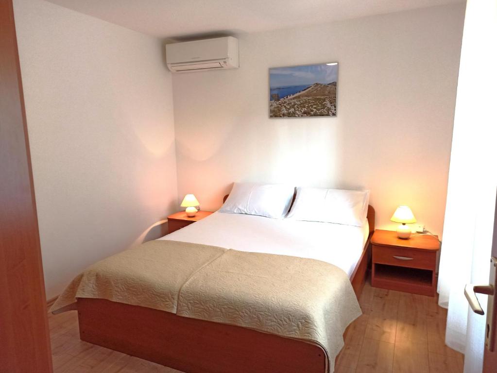 Postel nebo postele na pokoji v ubytování Seaside Apartments Laurus Murter
