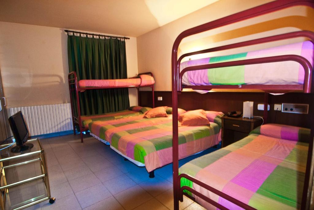 Postel nebo postele na pokoji v ubytování Hostal Les Collades