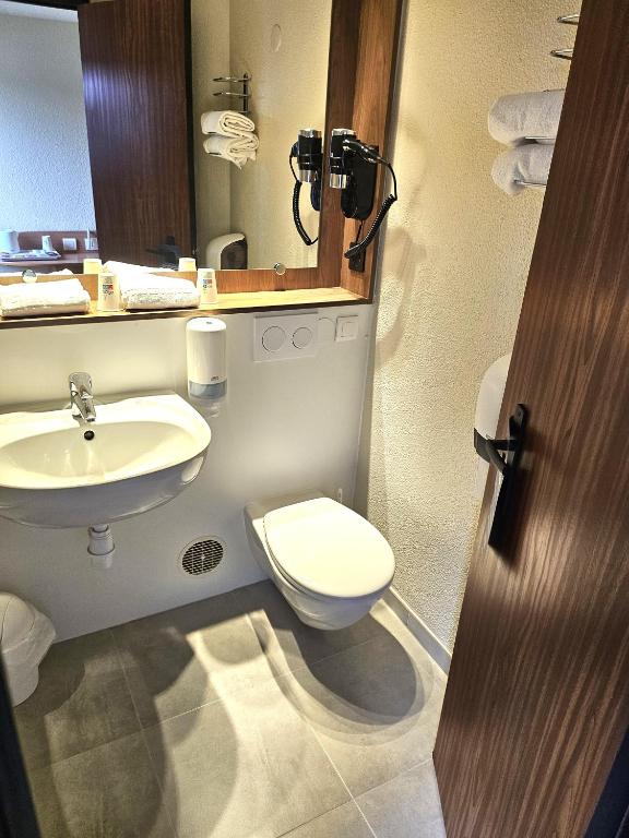Koupelna v ubytování Kyriad Montargis Amilly