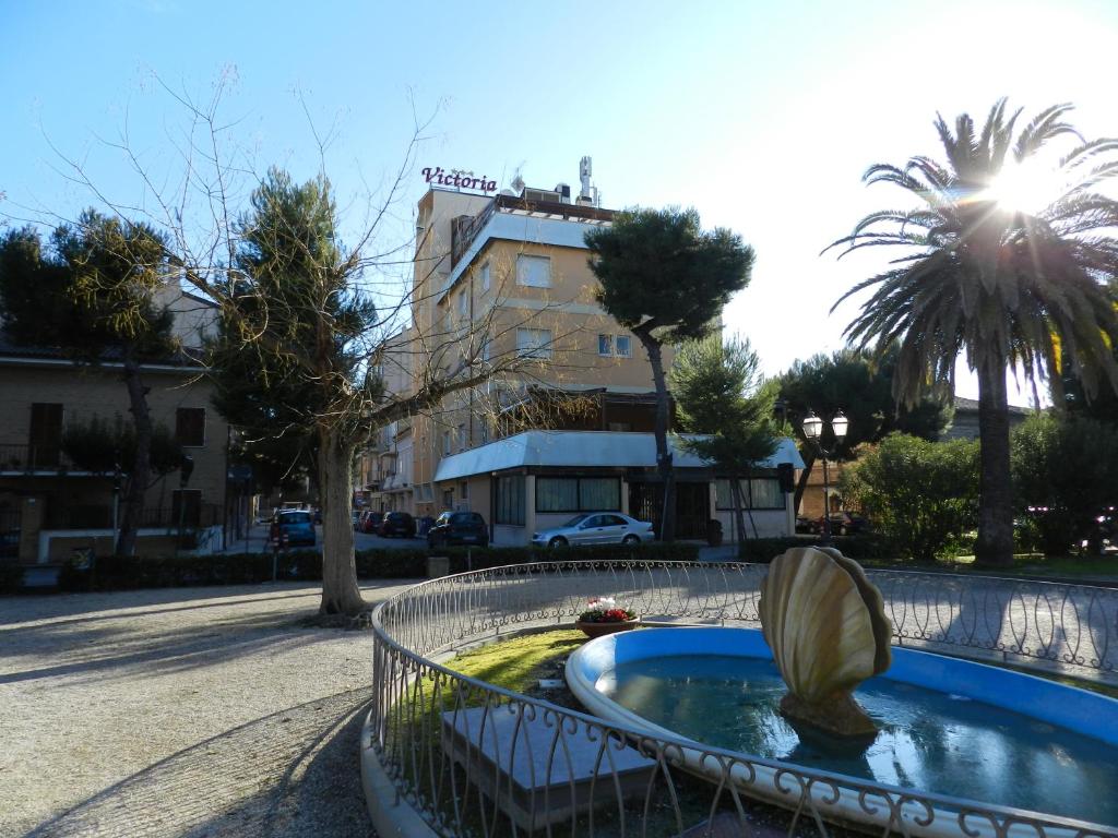 una fuente en medio de una calle en Hotel Victoria, en Porto San Giorgio