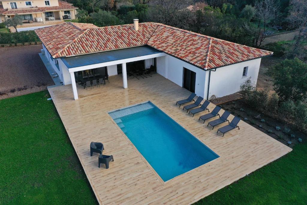 une vue aérienne d'une maison avec piscine dans l'établissement Casa Culomba, à Morta