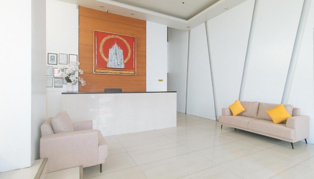 Posezení v ubytování RedDoorz at LuxeLite Suites Makati