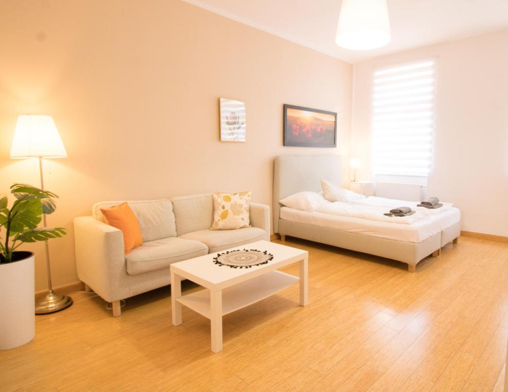 salon z kanapą i stołem w obiekcie Kuscheliges Stadtloft l LF26 w Wiedniu