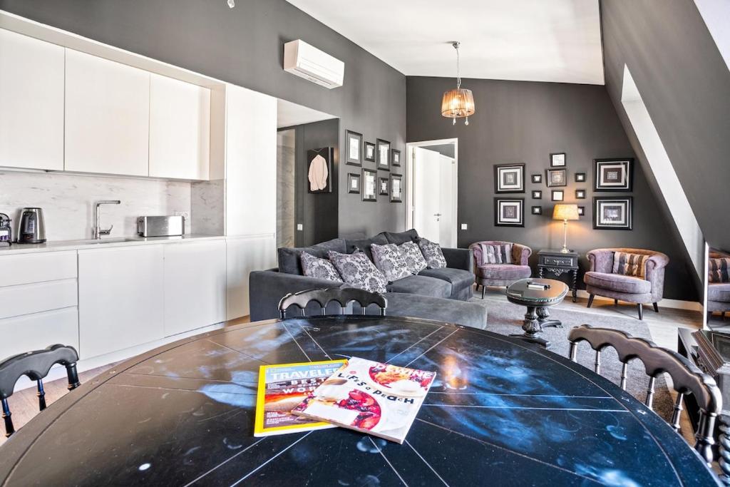 Vintage 1-Bedroom Oasis Center
