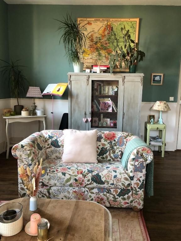 un salon avec un canapé et une table dans l'établissement Maison de charme au cœur d'Ervy-le-Châtel, à Ervy-le-Châtel