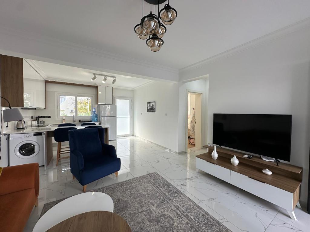 un soggiorno con una grande TV a schermo piatto di Lux 1BDR Four Season a Boghaz