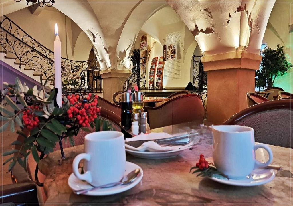 Reštaurácia alebo iné gastronomické zariadenie v ubytovaní Hotel Restauracja Caspar
