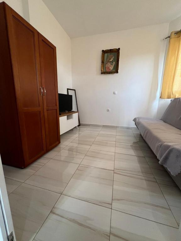 TV a/nebo společenská místnost v ubytování Apartments Bettii