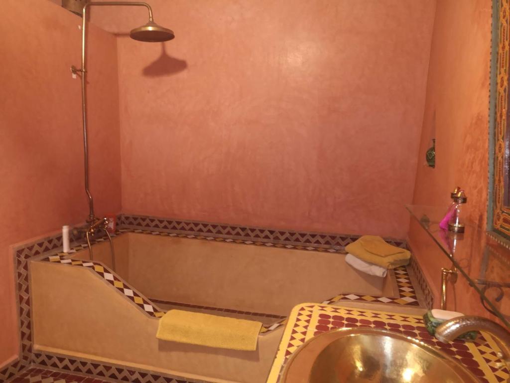 Koupelna v ubytování Riad El Badii chambre queen size Badii