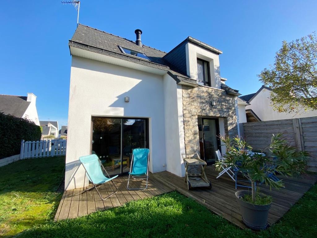 ein Haus mit zwei Stühlen auf einer Terrasse in der Unterkunft MASSALINE - Jardin clos, Plage 1km - K38 in Carnac