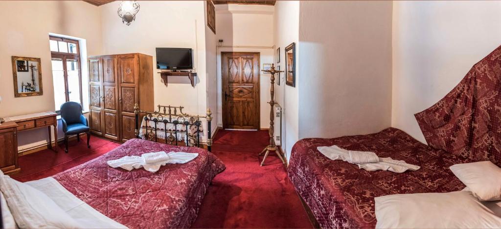Postel nebo postele na pokoji v ubytování Archontiko Repana - Makrinitsa Stone Retreat
