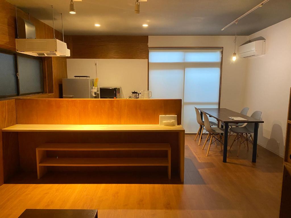 Kuchyň nebo kuchyňský kout v ubytování 民泊灯台もと暮らし-The Light House-