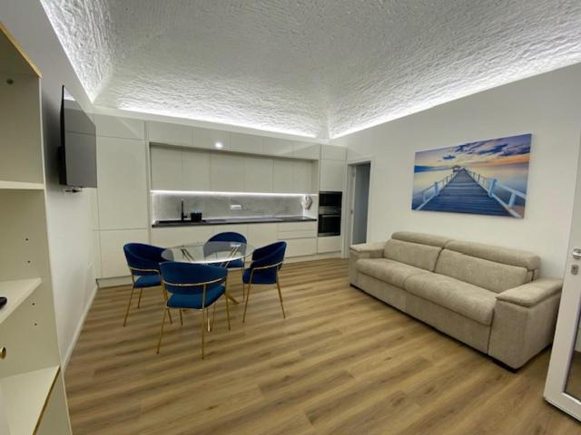 un salon avec un canapé, une table et des chaises dans l'établissement Little White House Loano, à Loano