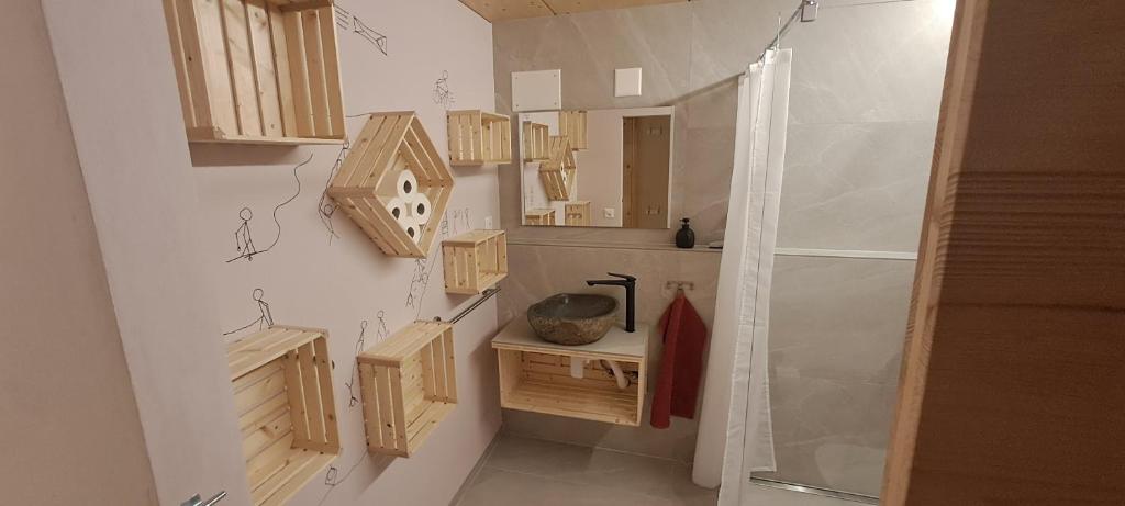 e bagno con cabina doccia e mobili in legno. di Syril's Mountain Paradise a Hondrich