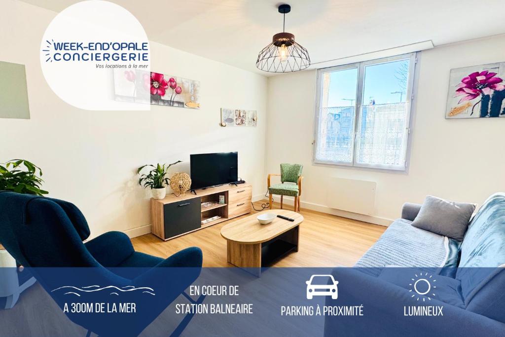 un salon avec un canapé et une table dans l'établissement L'escapade au coeur de Berck-sur-mer, à Berck-sur-Mer