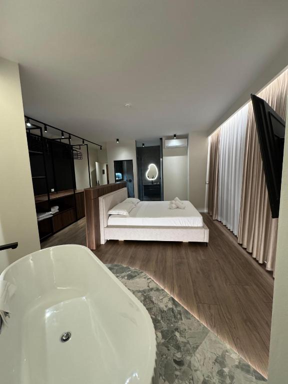 Postel nebo postele na pokoji v ubytování Alcazar Luxury Suites