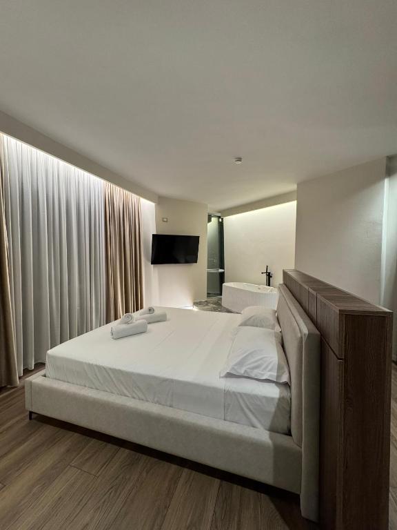 Postel nebo postele na pokoji v ubytování Alcazar Luxury Suites