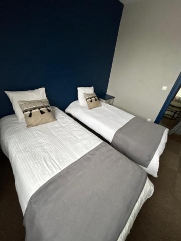 Postel nebo postele na pokoji v ubytování Hôtel Spa & Restaurant Ô Pervenches