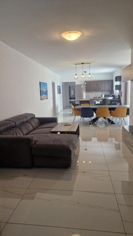 Posezení v ubytování Il-Girna- Modern Seaside Accommodation