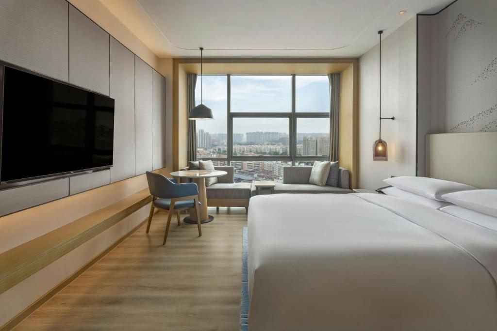 Postel nebo postele na pokoji v ubytování Courtyard by Marriott Foshan Gaoming