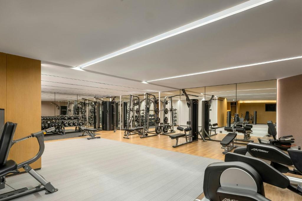 Fitness centrum a/nebo fitness zařízení v ubytování Courtyard by Marriott Foshan Gaoming
