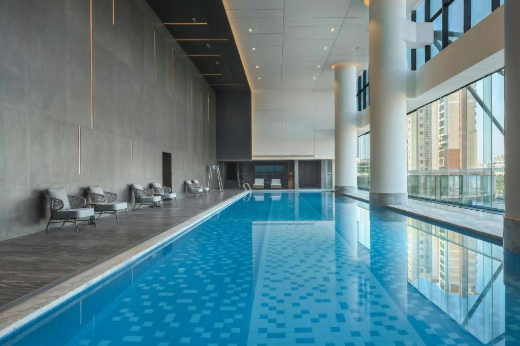 Bazén v ubytování Courtyard by Marriott Foshan Gaoming nebo v jeho okolí