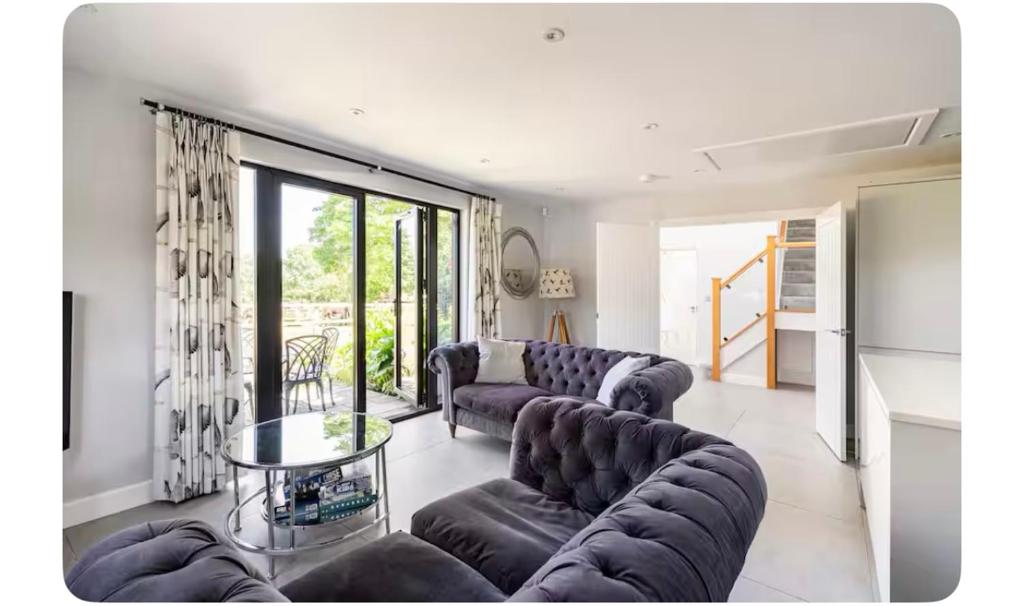 Modern 2 bed home in idyllic location sleeps 6 Superfast WiFi with onsite Gym