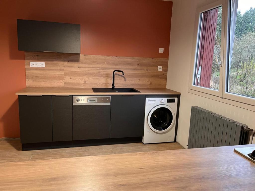 Η κουζίνα ή μικρή κουζίνα στο Appartement La Marmotte Compreignac