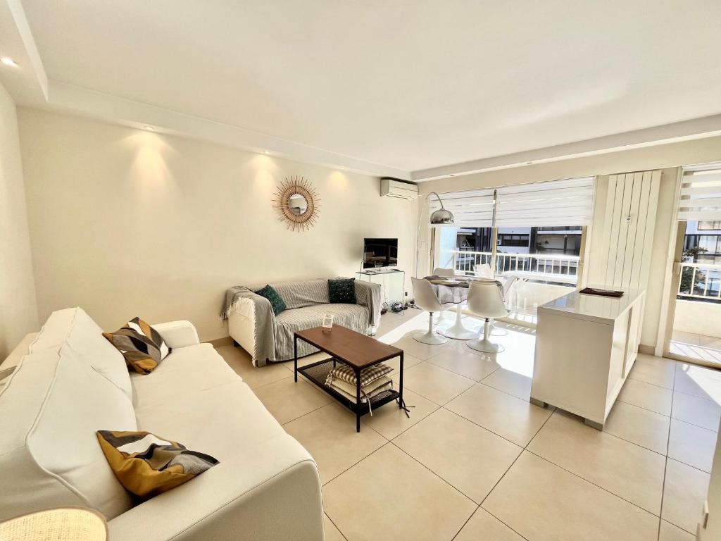 un salon avec un canapé et une table dans l'établissement Branly by Welcome to Cannes, à Cannes