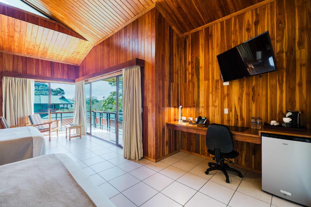 TV a/nebo společenská místnost v ubytování Ficus Sunset Suites