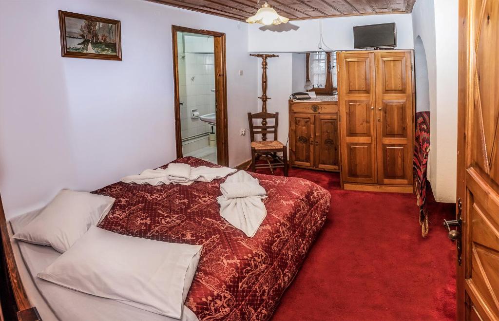 Postel nebo postele na pokoji v ubytování Archontiko Repana - Makrinitsa Stone Retreat