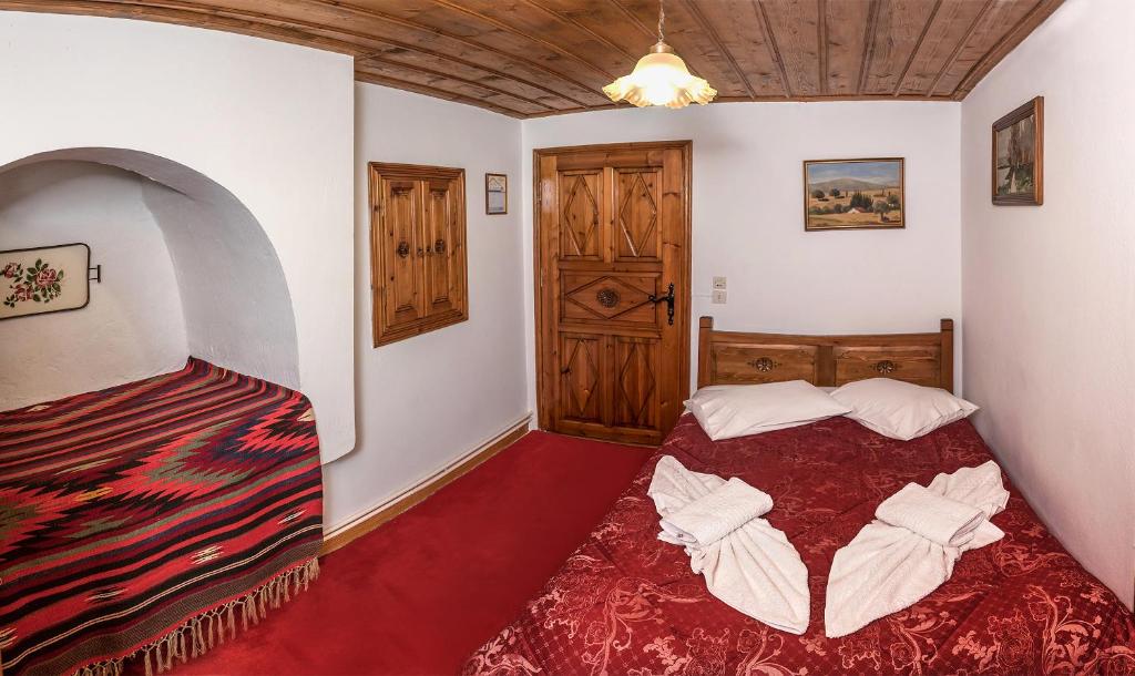Postel nebo postele na pokoji v ubytování Archontiko Repana - Makrinitsa Stone Retreat