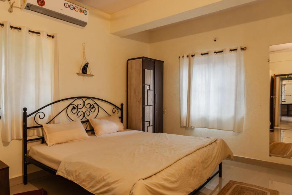 Postel nebo postele na pokoji v ubytování Neo Villas at Vagator By Goaround Homes