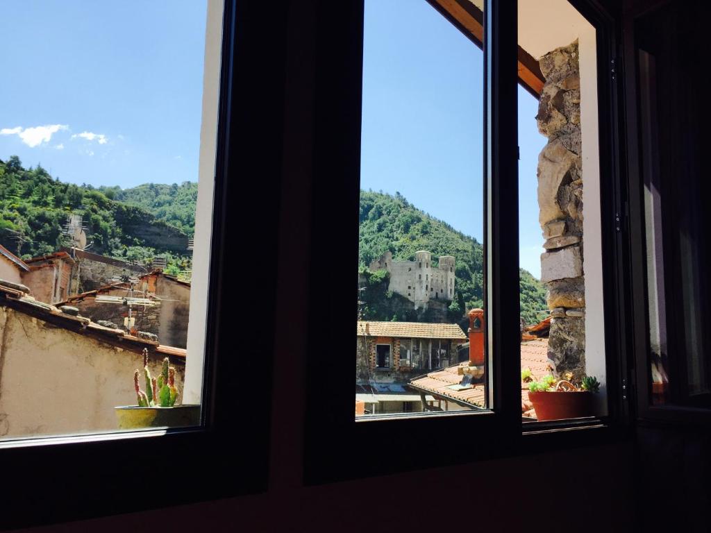 una vista dalla finestra di una casa di La Casetta a Dolceacqua