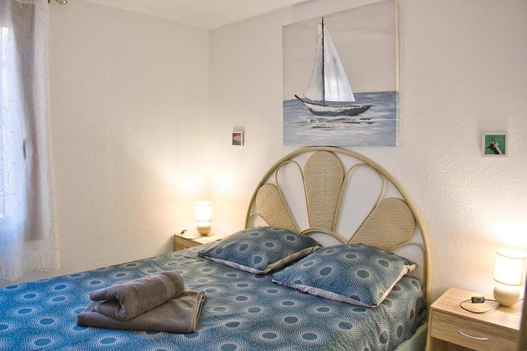 - une chambre dotée d'un lit avec un voilier dans l'établissement F3 house with terrace on the seafront, à Leucate