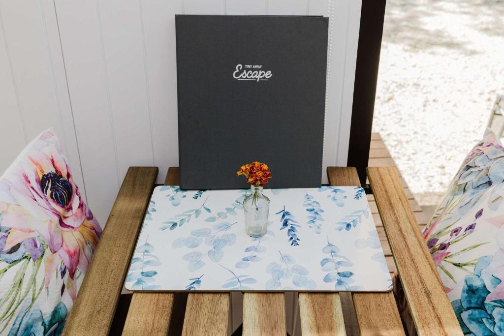 Area soggiorno di Raspberry Spring Corner by Tiny Away