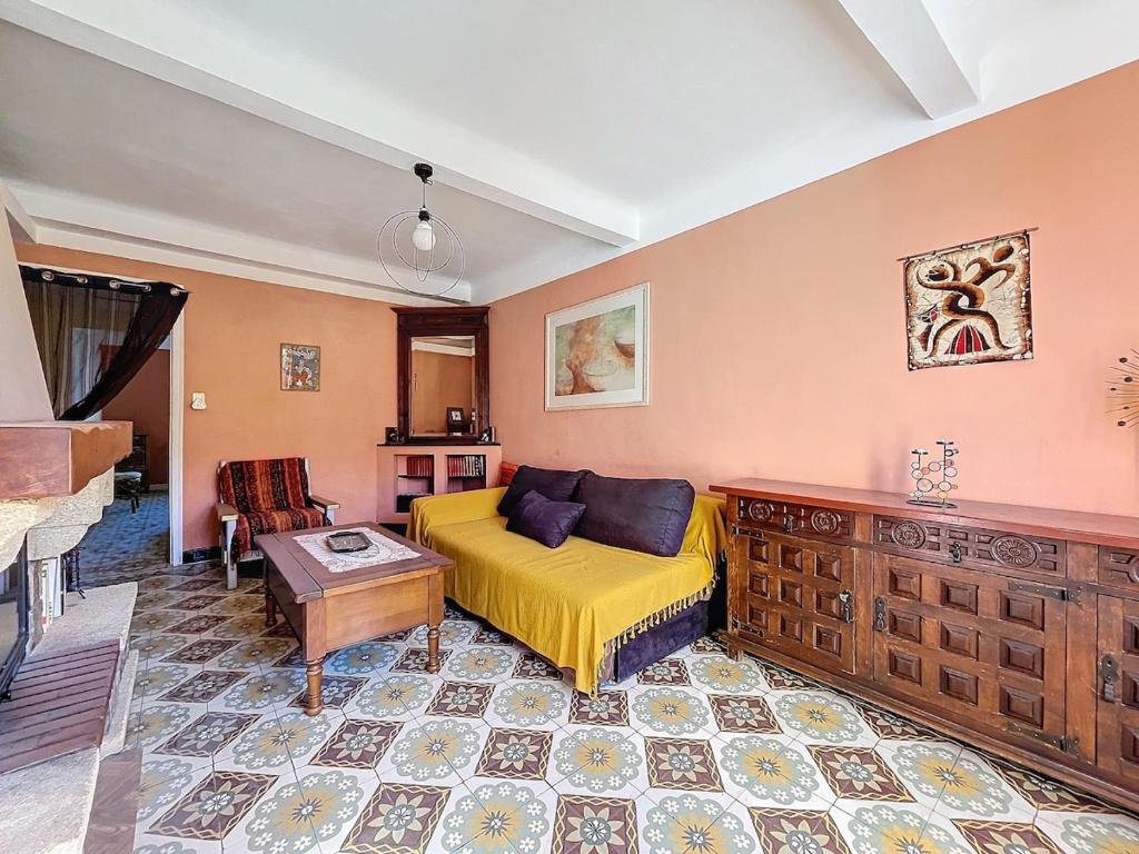 un salon avec un lit et un canapé dans l'établissement 3473-Maison 6 couchages, à Villelongue-dels-Monts